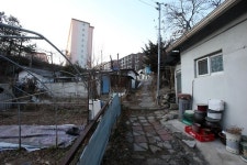 <벼랑끝 약자들> 고통 없이 눈감는 게 소원…춘천 돼지골 노인들