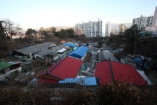 <벼랑끝 약자들> 고통 없이 눈감는 게 소원…춘천 돼지골 노인들