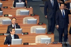 黃 그렇게 나오라더니…본회의장 지킨 의원은 고작 30여명