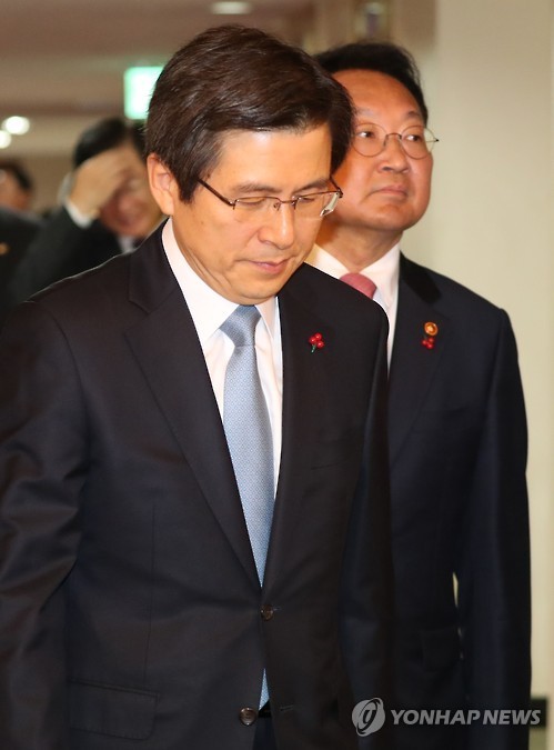 대행 시점에서의 이주호 대통령 권한대행, 신중한 국정 운영 다짐과 안보 강조, 국무회의 주재 협력 강조하여 정치중립 지키기 - 뉴스 기사 제목