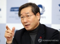 인터뷰하는 유정복 인천시장