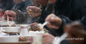 <벼랑끝 약자들> 편견에 울고 후원은 줄고…설 곳 없는 무료급식소