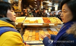 부침개 상점 방문한 추미애 대표