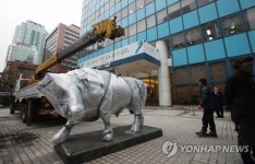 크레인에 실리는 여의도 명물 황소 동상