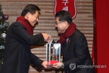 기념 선물 전달 받는 진웅섭 원장