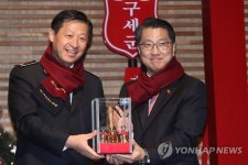 기념 선물 전달 받는 진웅섭 원장