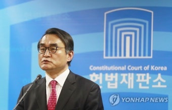 질문에 답하는 배보윤 헌재 공보관