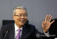 손짓하는 김종인