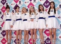 순백 원피스 입은 라붐