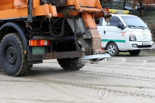 부산추모공원 앞 비탈길에 자동제설장치 설치