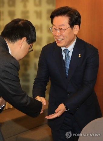 악수하는 이재명 시장