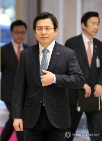 주한대사 신임장 제정식 참석하는 황 권한대행