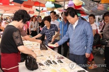 경화시장 찾은 안상수 창원시장