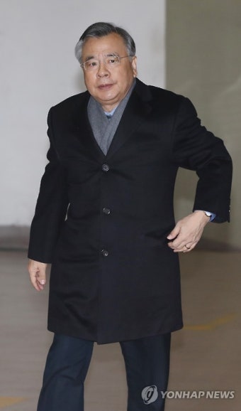 출근하는 박영수 특검