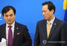 대화하는 우상호와 안규백