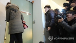 김영재 의원 들어가는 검찰 관계자