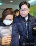사무실 들어가는 김영재 원장