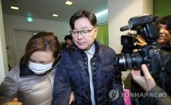 사무실 들어가는 김영재 원장