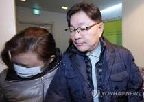 사무실 들어가는 김영재 원장