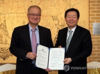 서울대에 100억 원 기부한 성기학 영원무역 회장