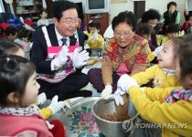 메주 빚어보는 어린이들