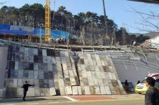 부산서 아파트 공사장 거푸집 무너져 3명 부상