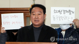 소녀상 허용 입장 밝히는 부산 동구청장