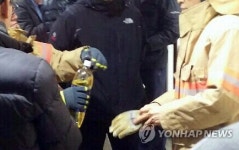 안성시청서 시너 들고 난동 피운 50대 노점상 체포(종합)