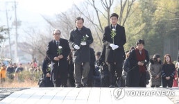 봉하마을 盧묘역 참배