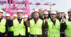 인천신항 현장방문한 유일호 부총리