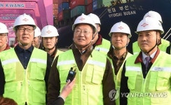 인천신항 현장방문한 유일호 부총리