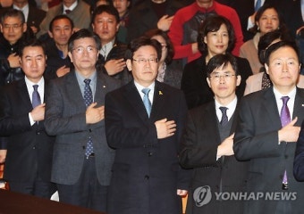 국민의례하는 이재명 성남시장