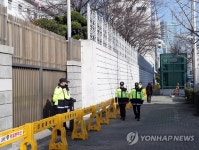 일본영사관 후문 인근에 선 소녀상