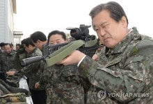 총기 들어보는 김무성 의원