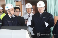 자동차 수출현장 둘러보는 주형환 장관