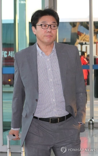 출국하는 황선홍 감독