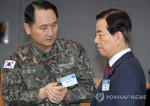 국방부 장관과 해군참모총장 대화