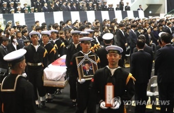 해군, 연합작전중 순직 링스헬기 조종사에 훈장