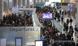 출국 여행객 몰린 인천공항