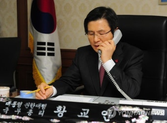 우즈베키스탄 대통령과 통화하는 황교안 권한대행
