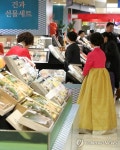 아직은 한산한 설 선물세트 코너
