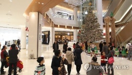 방문객들로 붐비는 롯데몰 은평