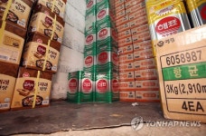 쌓여있어야 할 식용유가…