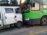강릉서 시내버스-1t 트럭 충돌…7명 부상