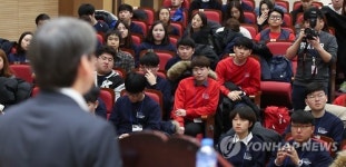 안철수 전 대표 강연 경청하는 학생들