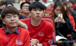 안철수 전 대표 강연 집중하는 학생들