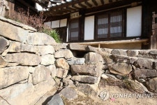 굴뚝을 섬돌 밑에 내라