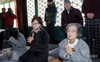 합장한 민주열사 박종철 어머니와 누나