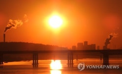 서울 하늘공원 겨울 일출과 열병합발전소 수증기