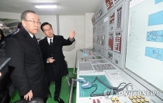 기념관 둘러보는 반기문